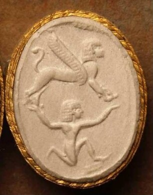 Die knieende Isis trägt eine ägyptische Sphinx (Daktyliothek, Das Alterthum nach Lippert und Visconti)