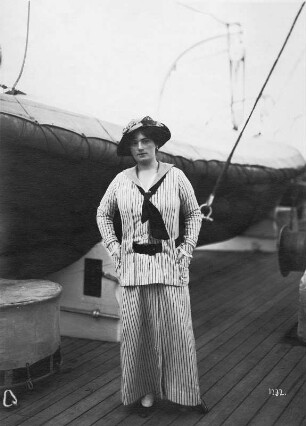 Porträt einer Dame an Bord, vermutlich Victoria Luise : Bordaufnahmen. Porträt einer Dame an Bord, vermutlich auf der "Victoria Luise"