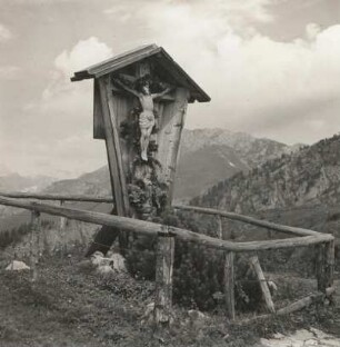 Bayrische Alpen. Überdachtes Kruzifix
