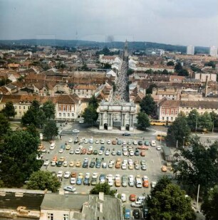 Luisenplatz in Potsdam : Blick vom Brandenburger Tor Richtung Osten in die Brandenburger Straße