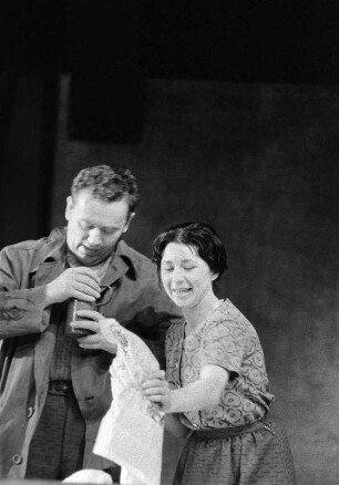 Szenenbilder aus "Die Spieldose" von Georg Kaiser (Regie: Horst Schönemann, Ausstattung: Dieter Berge). Maxim-Gorki-Theater Berlin, 02.06.1961 (Premiere am 06.06.1961) : Mit Albert Hetterle (Pierre Chaudraz), Ruth-Maria Kemper (Noelle), Uwe-Detlev Jessen (Paul Chaudraz) und Heinz Scholz (Parmelin)