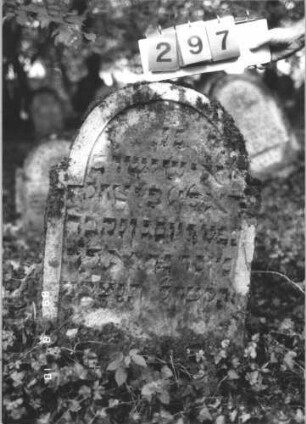 Grabstein 297 (Index: 99799831) Material: Sandstein Zustand: stark verwittert Maße HxBxT: 89x58x10 cm Beschreibung: Stele, eingezogener Rundbogenabschluß, Schriftfeld eingetieft: Grabstein 297