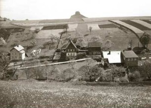 Reinhardtsdorf. Ortsteilansicht. Im Hintergrund der Zirkelstein