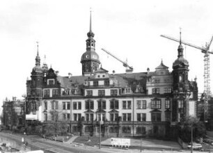 Dresden-Altstadt, Taschenberg 2. Residenzschloß Dresden (1468/1480 Erweiterung, 1548/1556 Neu- und Umbau, 1889/1901 Umbau; G. Fröhlich, G. Dunger, seit 1985 Wiederaufbau) während des Wiederaufbaus. Westflügel. Ansicht von Westen (über Sophienstraße)