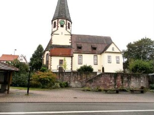 Ansicht von Norden mit Kirche (Turmkern Romanisch - Langhaus und Chor 15 Jh) über Kirchhofmauer (Wehrgang mit Steinbrsütung im 19 Jh abgetragen-vorgelagerter Graben aufgefüllt)