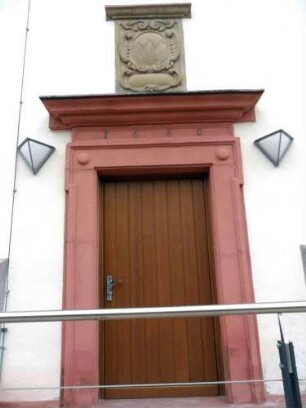 Langhaus (Neubau 1680 auf gotischem Vorgänger)-Tür mit Jahreszahl 1680 im Sturz sowie Wappenkartusche Fürstbistum Würzburg mit Gewände und Wappen
