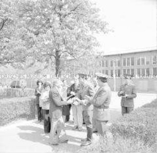 Offizielle Übergabe von Geschenken von der DSF in Berlin-Lichtenberg an sowjetische Soldaten