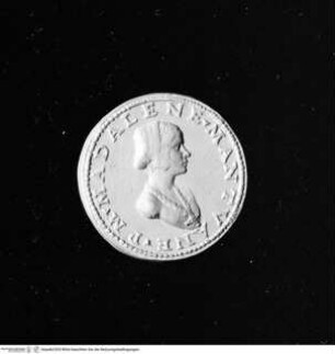 Medaille einer unbekannten Dame, Avers: Brustporträt mit geflochtenen Haaren, Haube und Kreuzanhänger nach rechts, Perlrand