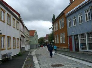 Trondheim: Straßenzug mit alten Holzhäusern