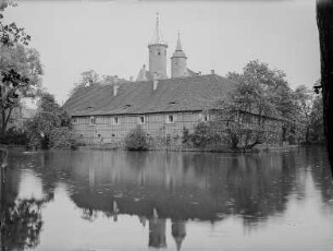 Noschkowitz (kr. Döbeln). Wasserschloß. Ansicht über den Teich