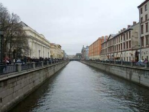 St. Petersburg: Kanal mit städtischer Bebauung