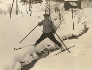 Europa. Skilauf. Überspringen von Gräben