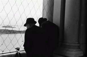 Reisefotos Italien. Venedig. Zwei Männer, aus einem Fenster des Dogenpalastes auf den Canal Grande schauend