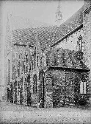 Güstrow. Dom Sankt Maria, Johannes Evangelist und Cäcilia (1226-1335). Teilansicht von Südosten