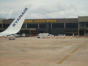 Airport Girona - Tragflächenende : Tragflächenende einer Ryanair-Boeing 737 mit Beschriftung. Aufgenommen am 18. April 2012 auf dem Gelände des Airports Girona Costa Brava