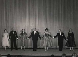 Hans Albers mit Ensemble