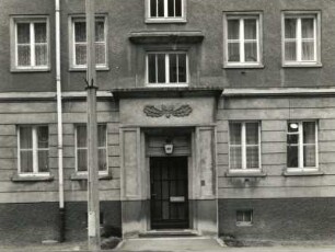 Freiberg (Sachsen), Dammstraße 40. Wohnhaus (um 1952),Straßenseite. Hauseingang und Fenster (Erdgeschoss und 1. Obergeschoss)
