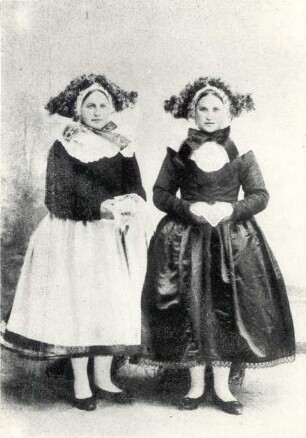 Brautjungfer und Braut aus Werben : Kleidung - niedersorbische Tracht. Ort: Wjerbno / Werben. Brautjungfer und Braut aus Werben.