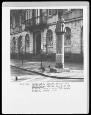 Denkmalsäule mit Marktfrau, hinter der Kleinen Kirche