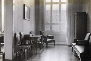 Städtisches Klinikum. Chirurgische Abteilung - Wartezimmer des Chefarztes