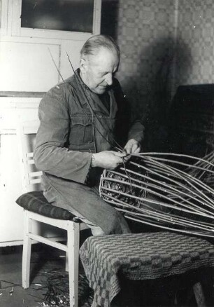 Korbflechterei in Klein Neida : Handwerkstechniken - Korb- und Besenmacherei. Ort: Wojerecy / Hoyerswerda. Matej Tillich beim Korbflechten, Klein Neida