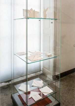 Serviettenfaltkunst. Dresden-Pillnitz, Kunstgewerbemuseum. 2007.06.30-10.31. Raumaufnahme mit Faltarbeiten von J. Sallas