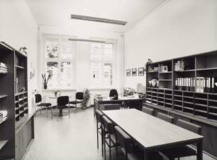 Sächsische Landesbibliothek - Staats- und Universitätsbibliothek Dresden. Zweigbibliothek Maschinenwesen, Teilbibliothek Produktionstechnik/Werkzeugmaschinen. Dienstzimmer der Leiterin der Zweigbibliothek und Fachreferentin