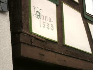 Stadtbild-Kleine Maingasse - Haus (1538) - Fachwerkhaus (giebelständig) in Riegelbauweise-Obergeschoß mit Struktur und Jahr 1538 (erneuert)