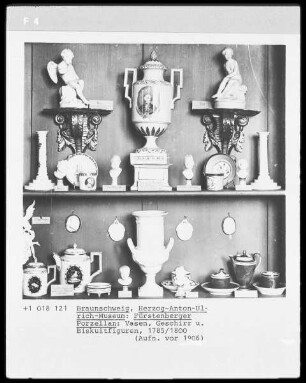 Geschirr und Vasen und Biskuitfiguren