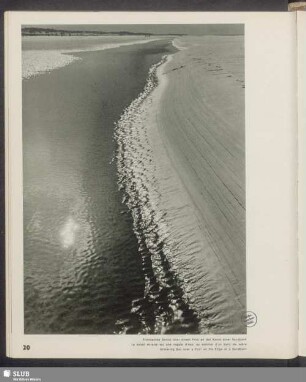 Flimmernde Sonne über einem Priel an der Kante einer Sandbank