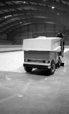Eröffnung der Eislaufhalle Neureut nördlich des Klammwegs in Neureut-Heide am 17. Januar 1981
