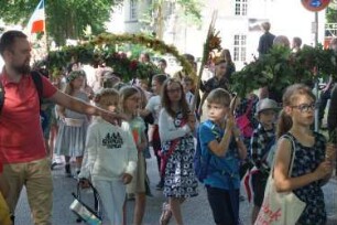 Bad Oldesloe: Kindervogelschießen: Am Bürgerpark, Blickrichtung Westen: Einzug auf den Exer: Festumzug Klaus-Groth-Schule Klasse 1b, teils mit Blumenschmuck: im Hintergrund Jugendfreizeitstätte (JuZe): 13. Juli 2023