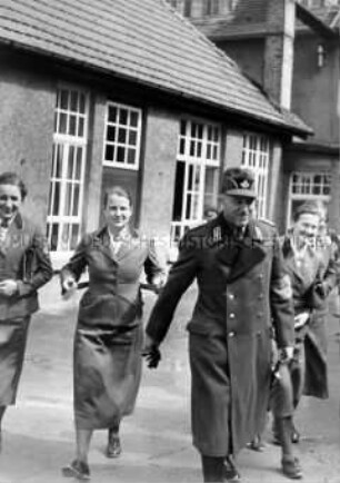 Pressedienst mit Reichsarbeitsdienstführer Konstantin Hierl