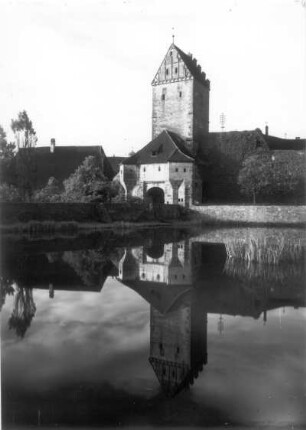Dinkelsbühl. Rothenburger Tor (um 1380, Giebel und Vortor 16. Jh.). Feldseite über den Rothenburger Weiher