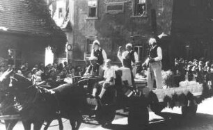 Göda-Dreikretscham. Fischermühle, Festwagen der Fischermühle zum Sorbentreffen in Bautzen 1951, Repro (Müller Georg Scholze mit Pfeife), Repro (Bildersammlung Frau Scholze, Fischermühle)