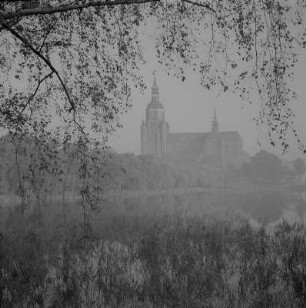 Stralsund. Blick über den Frankenteich zur Marienkirche