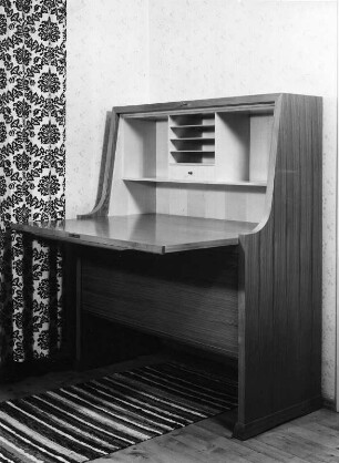 Schreibsekretär : Möbelaufnahmen. Schreibsekretär. Holz, wohl furniert (um 1960). Ansicht mit heruntergeklappter Schreibplatte