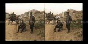 Soldaten im zerstörten Dorf Doulcon