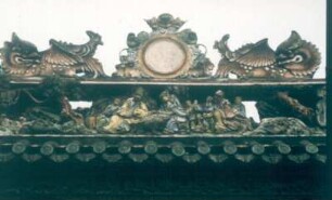 Guangzhou (Kanton). Ahnentempel der Familie Chen. Reliefdarstellung einer häuslichen Szene, darüber zwei ruhende Drachen