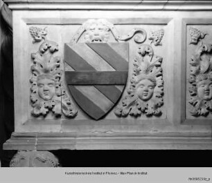 Zwei Wappen der Familie Corsini und Bruderschafts-Wappen der Cavalieri Gaudenti an der Schauseite - Corsini-Grab: Sarkophag