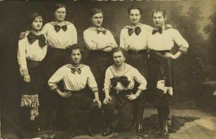 [Gruppenporträt von Frauen in Uniform]