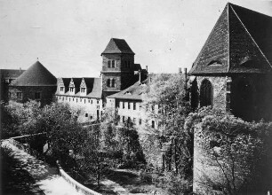 Halle (Saale), Moritzburg, Ostseite, von Nordosten, mit Wehrgang, Torturm, Lazerettgebäude und Kapelle St. Maria Magdalena, gerahmt von den Bastionen