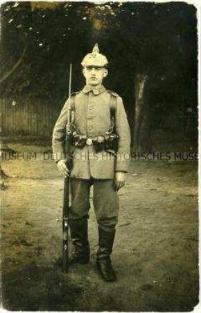 Porträt eines jungen Soldaten mit Pickelhaube