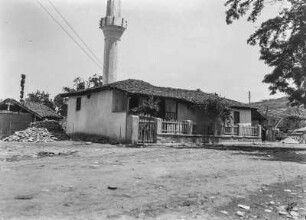 Gebäudeansicht : Blick auf ein Gebäude mit Minarett.