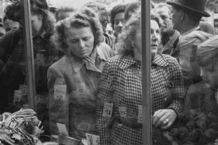 Berlin. Menschen vor dem Schaufenster eines Geschäftes