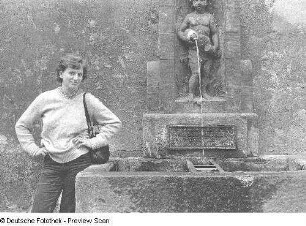 Die Künstlerin Thea Richter vor dem Erlpeterbrunnen in Pirna