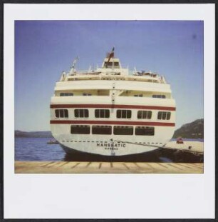 Kreuzfahrtschiff „Hanseatic“ an einem Hafen in Korsika