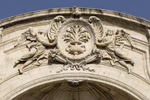Westfassade — Von Engeln flankiertes Medaillon