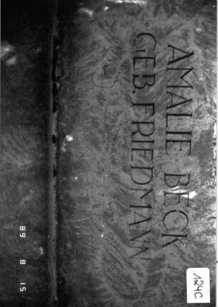 Grabstein 124 (Index: 100105338) Material: Sandstein Zustand: verwittert mit Textverlust Maße HxBxT: 175x57x22 cm Beschreibung: Stele, Sockel, durch Einschnürung abgesetzter Rundbogenabschluß Symbolik: Davidstern, Blätterkranz um Davidstern im Abschluß: Grabstein 124C