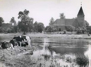 Ratekau. Blick über den Ruppersdorfer See zur Feldsteinkirche